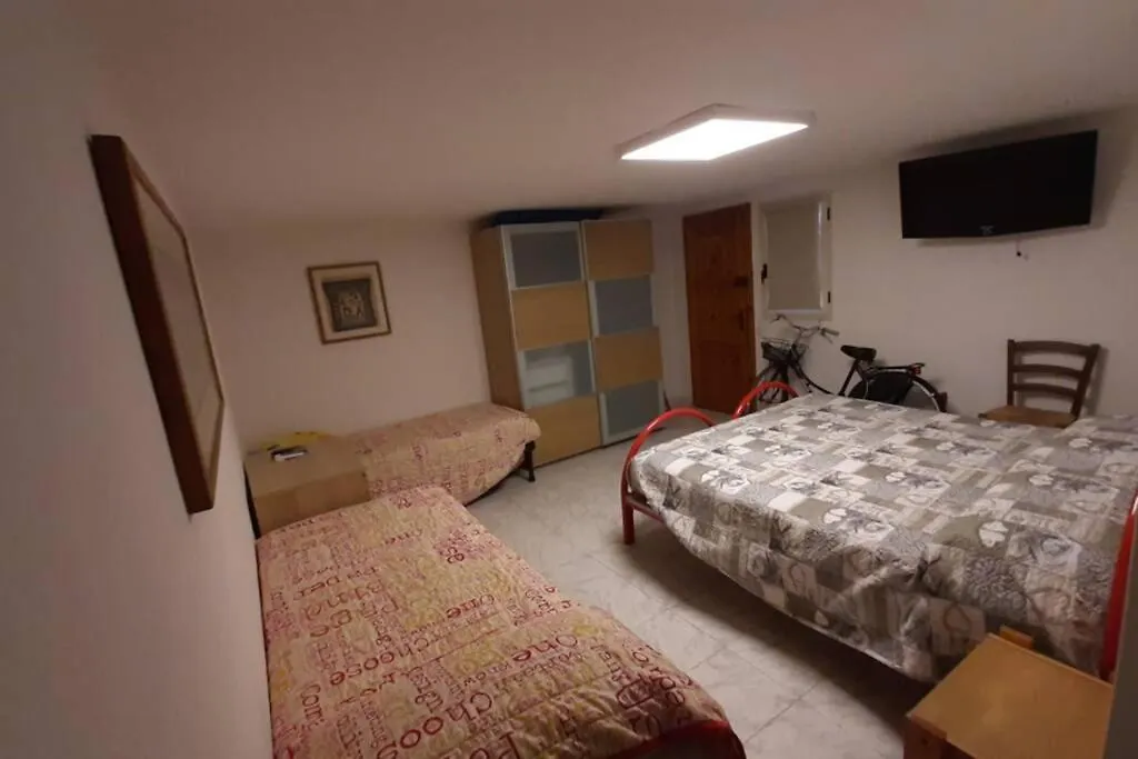 Vada Villetta A 300 Mt Dal Mare 8 Posti Letto 0*,  Italy